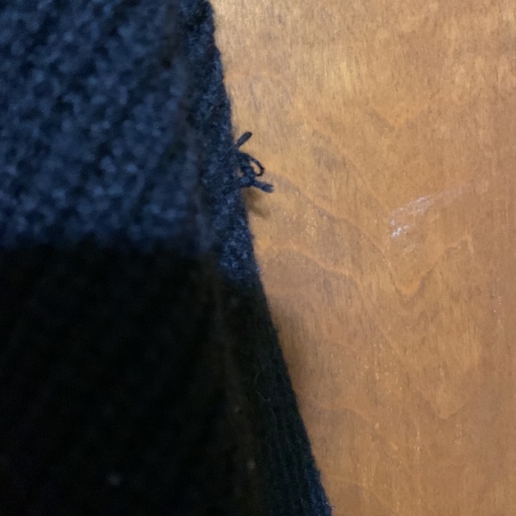 HOT TOPIC - CUTE BLACK & RED SWEATER WITH SKULL ๐ - Picture 9 of 9